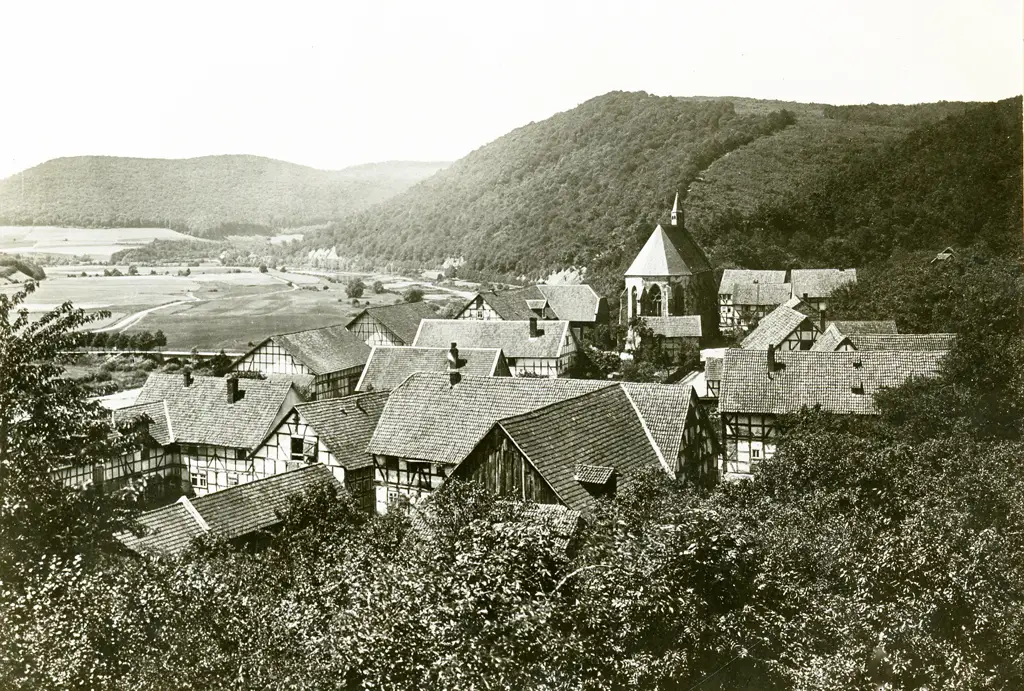 Ortschaft Berich mit der Klosterkirche um 1912